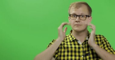Beyaz adam bir şey gösteriyor. Logonuz veya metin için yerleştirin. Chroma anahtarı