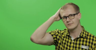 Beyaz adam bir şey gösteriyor. Logonuz veya metin için yerleştirin. Chroma anahtarı