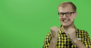 Beyaz adam bir şey gösteriyor. Logonuz veya metin için yerleştirin. Chroma anahtarı
