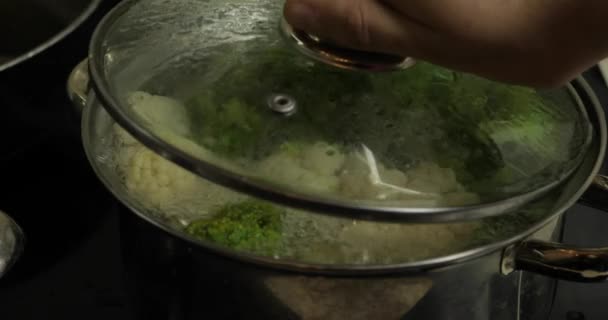 Cooking colorful broccoli and cauliflower in the pan with boiling water — Stock Video