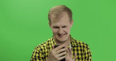 Akıllı telefon kullanarak Kafkas adam ve Evet jest yapıyor kutluyor