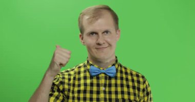 Beyaz moda adam gösterisi thumbs up. Sarı gömlekli adam. Chroma anahtarı