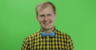 Beyaz moda adam gösterisi thumbs up. Sarı gömlekli adam. Chroma anahtarı