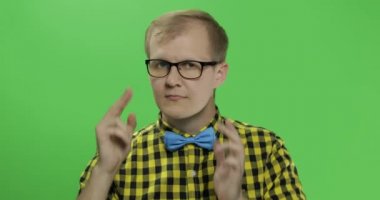 Beyaz moda adam gösterisi thumbs up. Sarı gömlekli adam. Chroma anahtarı