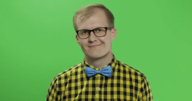 Beyaz moda adam kamera parmaklar gösterir. Sarı gömlek adam