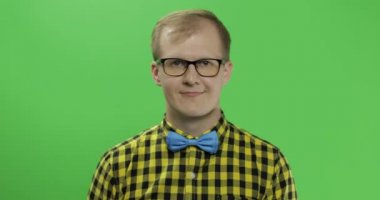 Beyaz moda adam gösterisi thumbs up. Sarı gömlekli adam. Chroma anahtarı