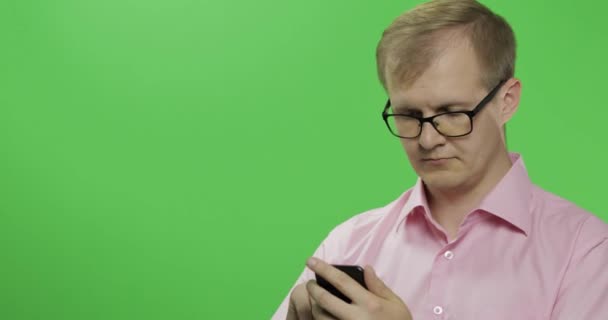 Kaukasiska Man rullning, textning på smartphone. Plats för din logo typ eller text — Stockvideo