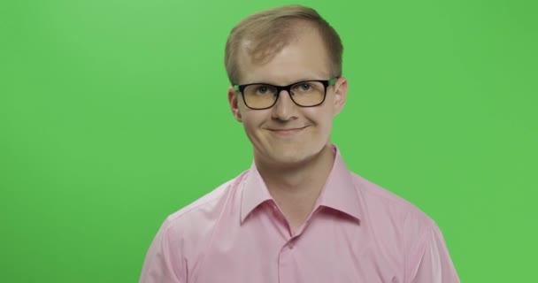 Hombre caucásico con camisa rosa mostrando buen gesto. Clave de croma — Vídeos de Stock