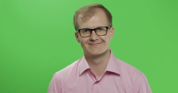 Caucasian man in pink shirt show thumbs up. Chroma key — Stock Video