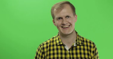 Yakışıklı Kafkas adam dalgalar ve Saluting üzerinde yeşil ekran Chroma anahtar