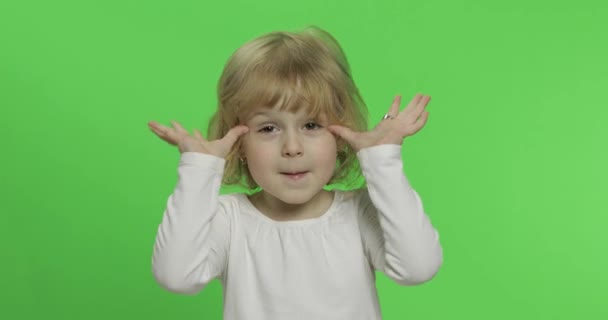 Joyeux petite fille blonde en t-shirt blanc. Mignon enfant blonde. Faire des visages — Video