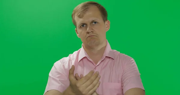 Bonito jovem de camisa rosa batendo palmas nas mãos. Chave Chroma — Fotografia de Stock