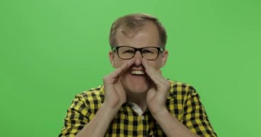 Sarı gömlekli yakışıklı genç adam sinirlendi ve yüksek sesle bağırmaya başladı