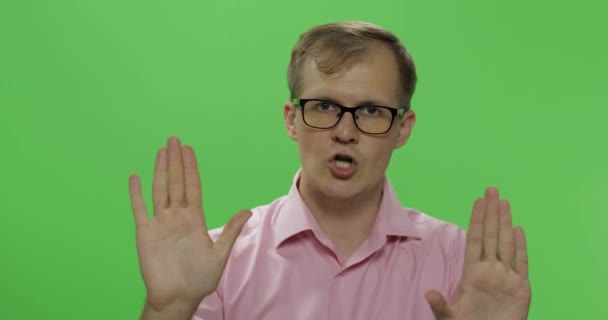 Красивый молодой человек в рубашке говорит нет и делает стоп-жест рукой — стоковое видео