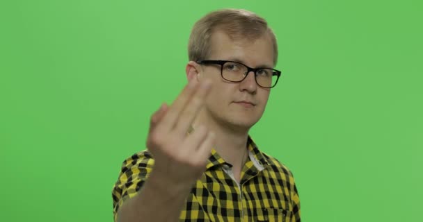 Handsome young man in yellow shirt doing doing coming gesture. Chroma key — Stock Video