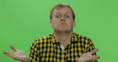 Gözlüklü beyaz adam, sanki bilmediğim ellerde jest yapıyor.