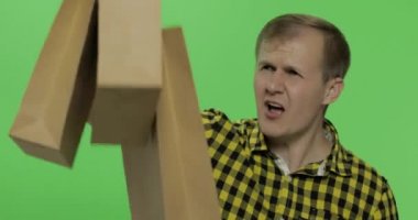 Alışveriş çantaları ile kızgın agresif adam yüksek sesle bağırmaya başladı. Renk anahtarı