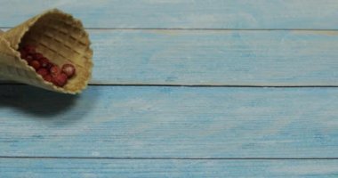 Berry dondurma. Mavi ahşap arka plan üzerinde waffle çilek çilek