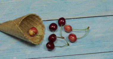 Berry dondurma. Mavi ahşap arka plan üzerinde waffle kiraz Çilek
