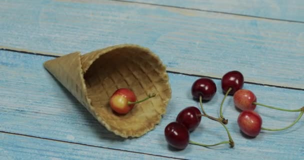 Glace aux baies. Baies de cerise dans une gaufre sur un fond de bois bleu — Video