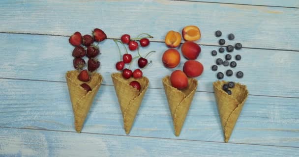 Meyve ve meyveli dondurma. Yaban mersini, çilek, kiraz, waffle kayısı — Stok video