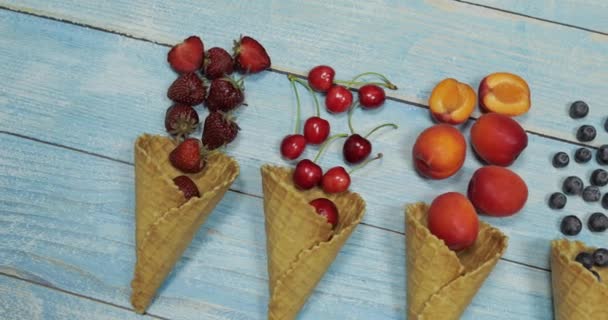 Bobule a ovocná zmrzlina. Borůvka, jahoda, třešňový, meruňkový v vaflí — Stock video