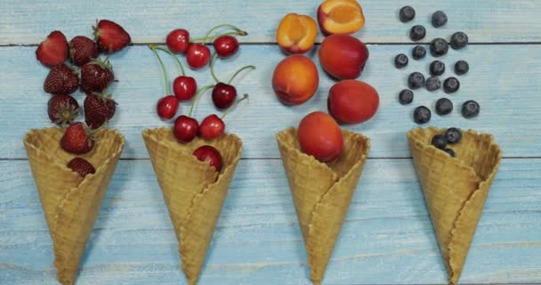 Ягодное и фруктовое мороженое. Черника, клубника, вишня, абрикос в вафле — стоковое видео