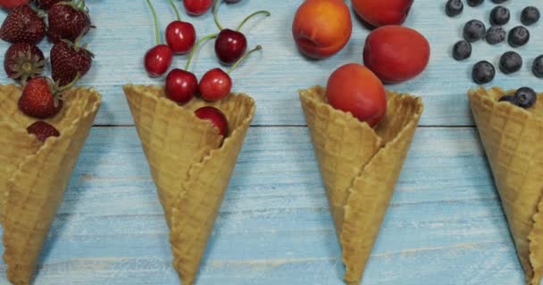 Bobule a ovocná zmrzlina. Borůvka, jahoda, třešňový, meruňkový v vaflí — Stock video