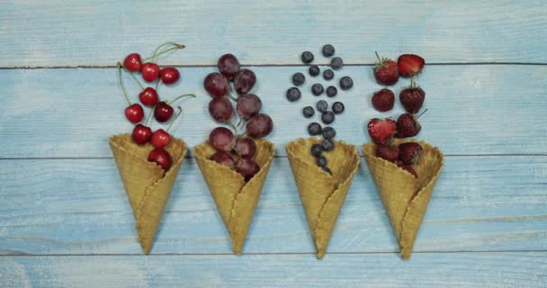 浆果和水果冰淇淋。蓝莓，草莓，樱桃，葡萄在华夫饼 — 图库视频影像
