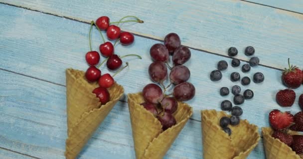 Helado de frutas y bayas. Arándano, fresa, cereza, uva en un gofre — Vídeos de Stock