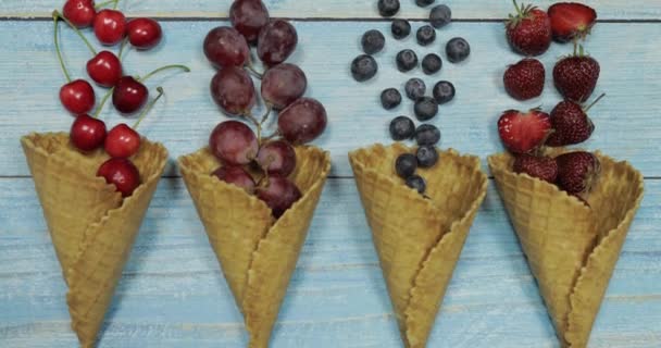 Παγωτό βατόμουρο και φρούτα. Βατόμουρο, φράουλα, κεράσι, σταφύλι σε βάφλα — Αρχείο Βίντεο