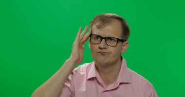 Pembe gömlekli yakışıklı düşünceli adam bir şey düşünüyor. Renk anahtarı