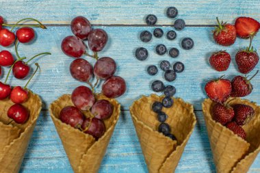 Meyve ve meyveli dondurma. Yaban mersini, çilek, kiraz, waffle üzüm