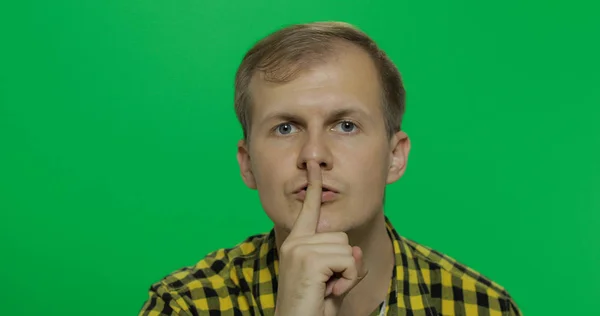 Hombre manteniendo un secreto o pidiendo silencio, cara seria, concepto de obediencia — Foto de Stock