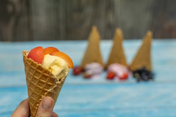 Helado dulce en bolas en un cono de gofre. Diferentes sabores bayas y frutas — Foto de Stock