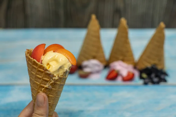 Helado dulce en bolas en un cono de gofre. Diferentes sabores bayas y frutas — Foto de Stock