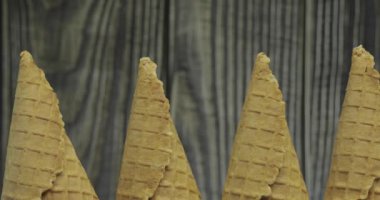 Waffle konisinde toplarda tatlı dondurma. Farklı tatlar çilek ve meyve