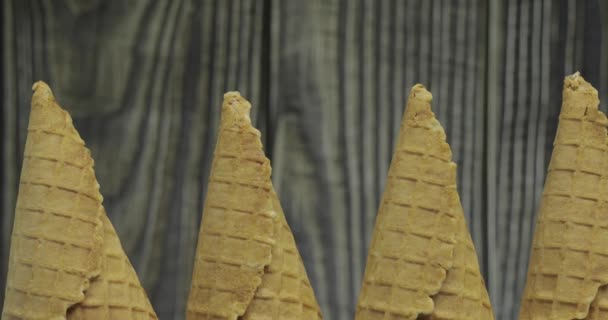 Glace sucrée en boules dans un cône de gaufre. Différentes saveurs baies et fruits — Video