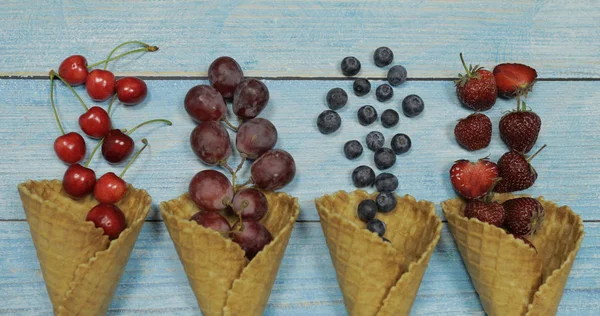 Helado de frutas y bayas. Arándano, fresa, cereza, uva en un gofre — Foto de Stock