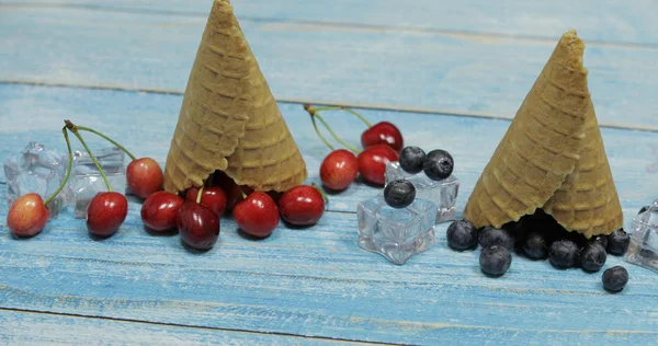 Helado de bayas. Arándano, cereza en un cono de gofre — Foto de Stock