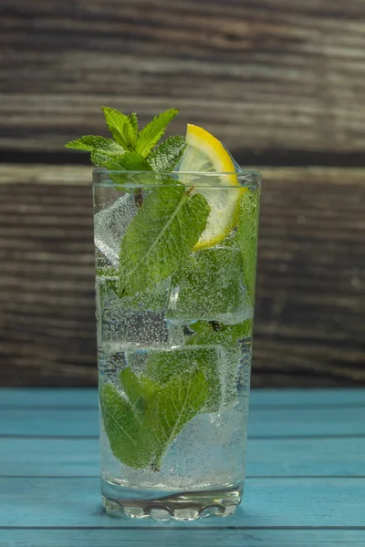 Agua clara en vidrio con hojas de menta verde y cubitos de hielo —  Fotos de Stock