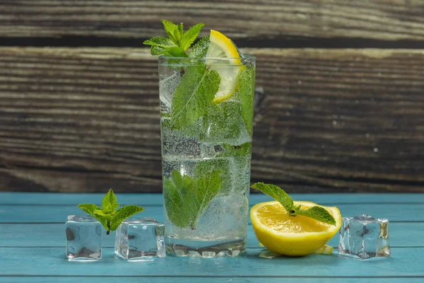 Agua clara en vidrio con hojas de menta verde y cubitos de hielo —  Fotos de Stock