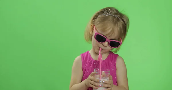 快乐的四岁孩子在粉红色的礼服喝奶昔鸡尾酒。色度键 — 图库照片