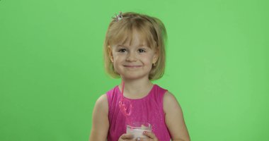 Milkshake kokteyli ile pembe elbiseli mutlu küçük çocuk. Renk Anahtarı