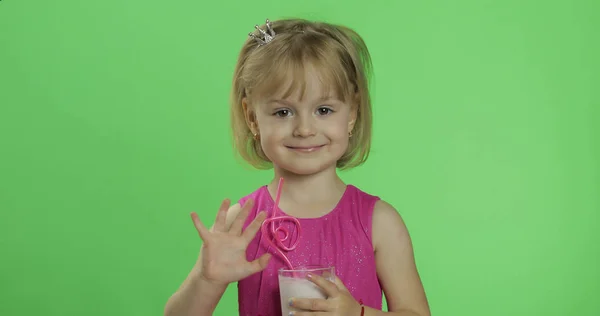 ミルクセーキカクテルとピンクのドレスで手を振る幸せな若い子供。クロマキー — ストック写真