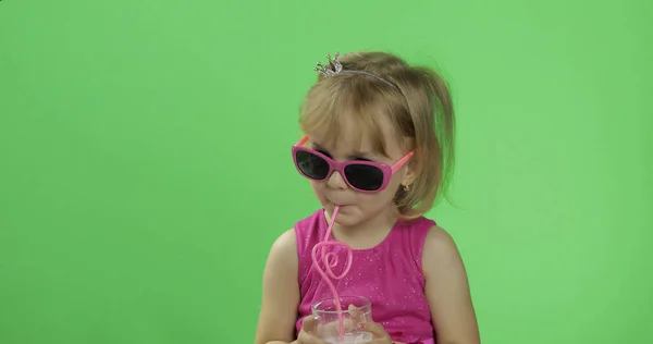 Criança feliz de quatro anos em vestido rosa bebe coquetel de milkshake. Chave Chroma — Fotografia de Stock