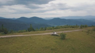 Damat ve gelin dağ tepelerinde birlikte. Havadan insansız hava aracı vuruldu