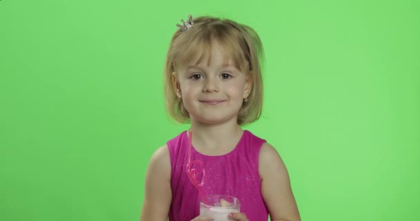 Gelukkig jong kind zwaaiende in roze jurk met milkshake cocktail. Chroma Key — Stockvideo