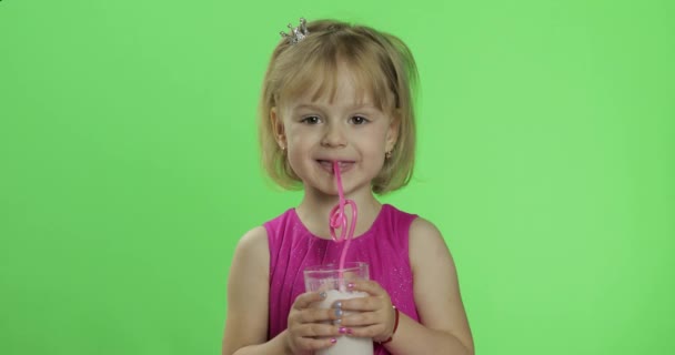 Ευτυχισμένο τετράχρονο παιδί σε ροζ φόρεμα πίνει μιλκσέικ μιλκ-σέικ. Πλήκτρο αποχρώσεων — Αρχείο Βίντεο