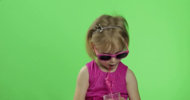 Gelukkig vier jaar oud kind in roze jurk drinkt milkshake cocktail. Chroma Key — Stockvideo